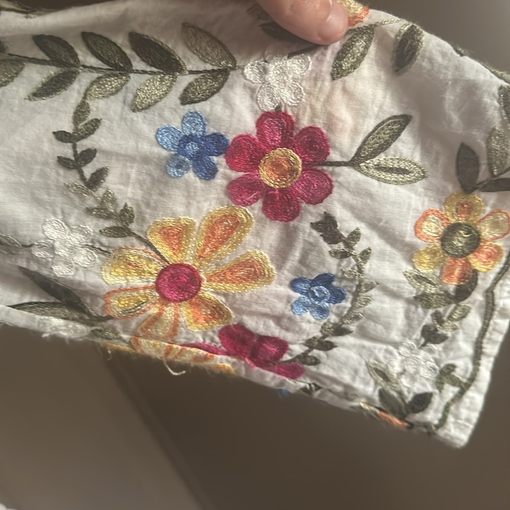 Women's Floral Embroidered Blouse - white size 2. - Picture 4 of 5